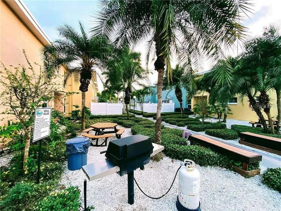 Gulf Coast Gem Private Condo - 2Bed, 1Bath, Sleeps 6, Across The Street From Beach & Gulf, Game Room, Pool Clearwater Beach Eksteriør bilde